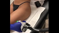 Сероглазая студенточка вставляет кулак в пилотку во время порно кастинга