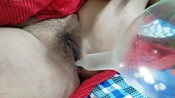 Струйный сквирт оргазм от горлового орального секса наступил так мгновенно, что мускулистый парень кончил сучке в глотку